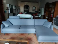 Divano moderno tessuto Bristol  di Doimo salotti con sconto del - 50%