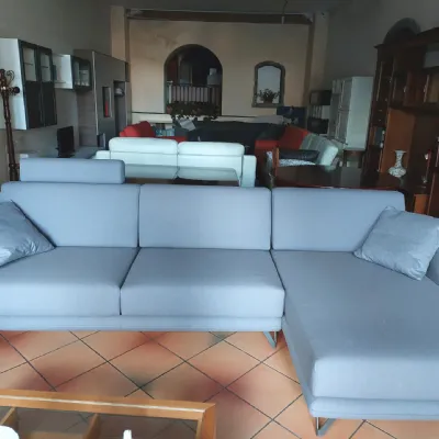 Divano moderno tessuto Bristol  di Doimo salotti con sconto del - 50%