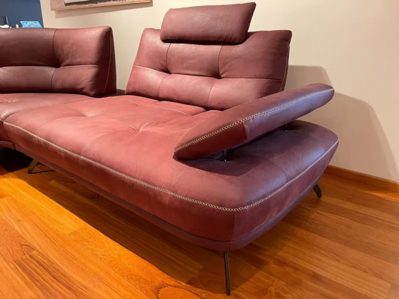 Un tradizionale salotto, imbottita Divano rosso, chaise longue