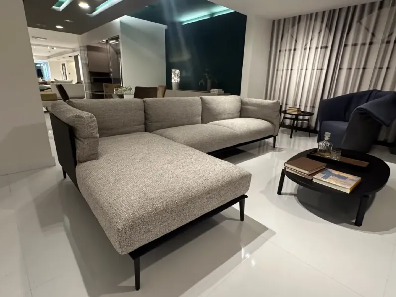 Divano Kubì di Novamobili in stile design a prezzo Outlet