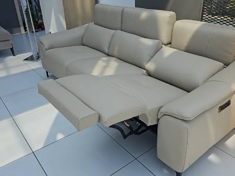 Divano lineare columbus pelle in poliuretano  Nicoletti home in Offerta Outlet