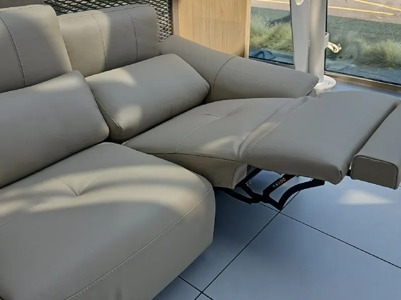 Divano lineare columbus pelle in poliuretano  Nicoletti home in Offerta Outlet