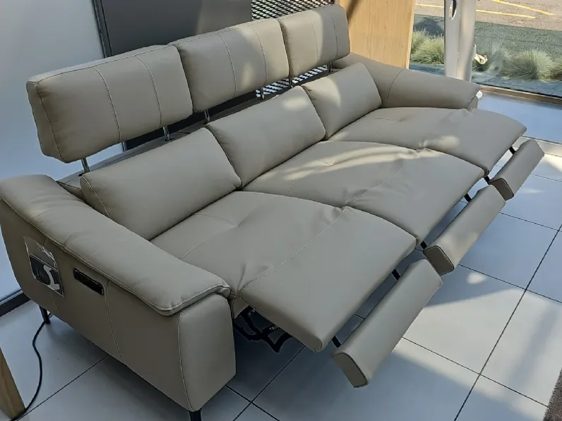 Divano lineare columbus pelle in poliuretano  Nicoletti home in Offerta Outlet
