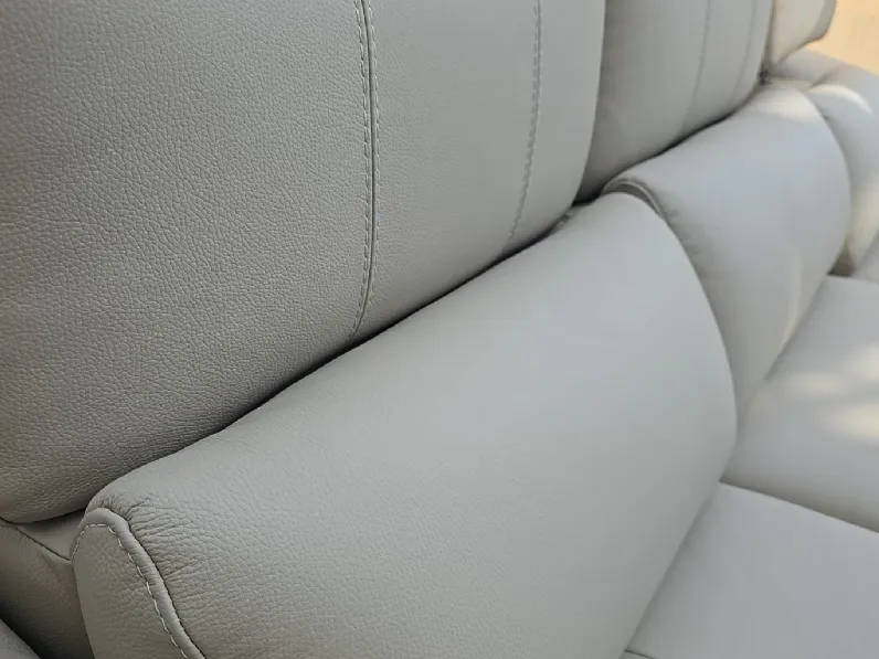 Divano lineare columbus pelle in poliuretano  Nicoletti home in Offerta Outlet
