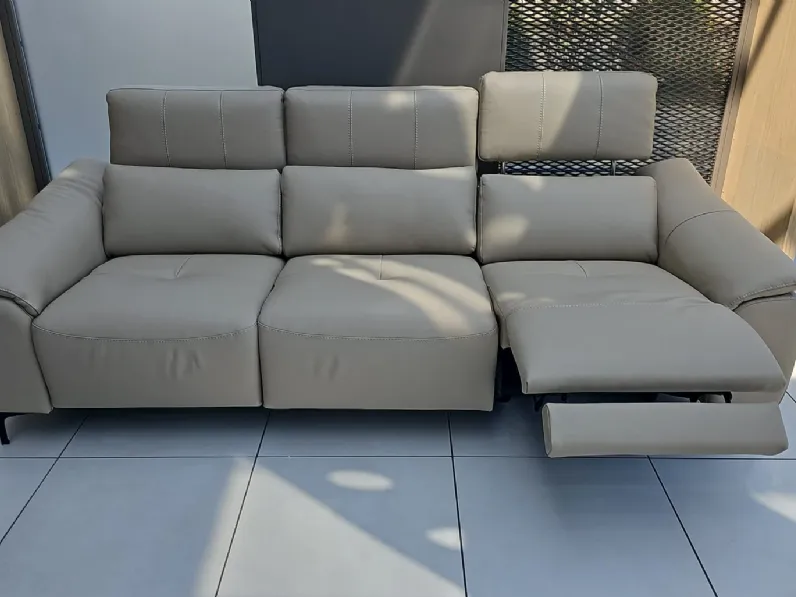 Divano lineare columbus pelle in poliuretano  Nicoletti home in Offerta Outlet