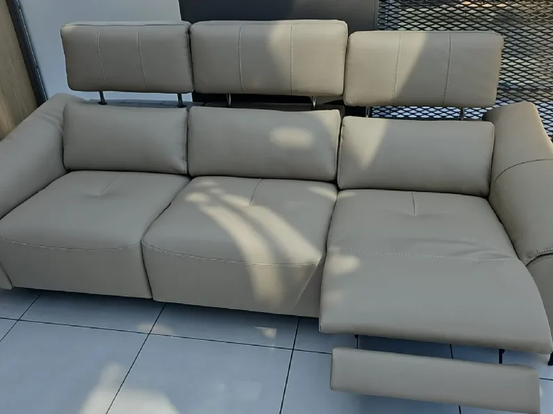 Divano lineare columbus pelle in poliuretano  Nicoletti home in Offerta Outlet
