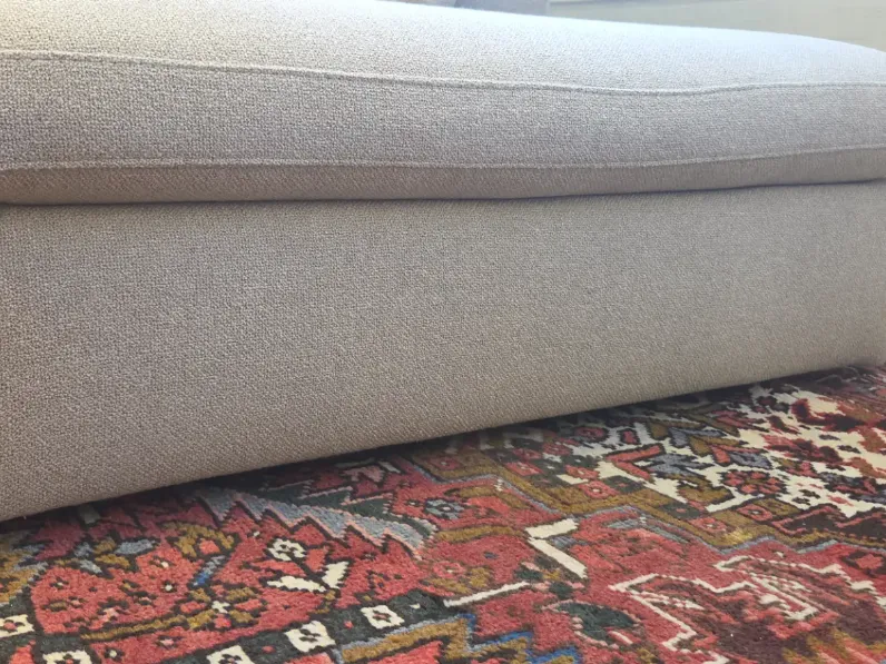 Divano da 4 posti modello Divano superneutro con poof tavolino di Felis scontato