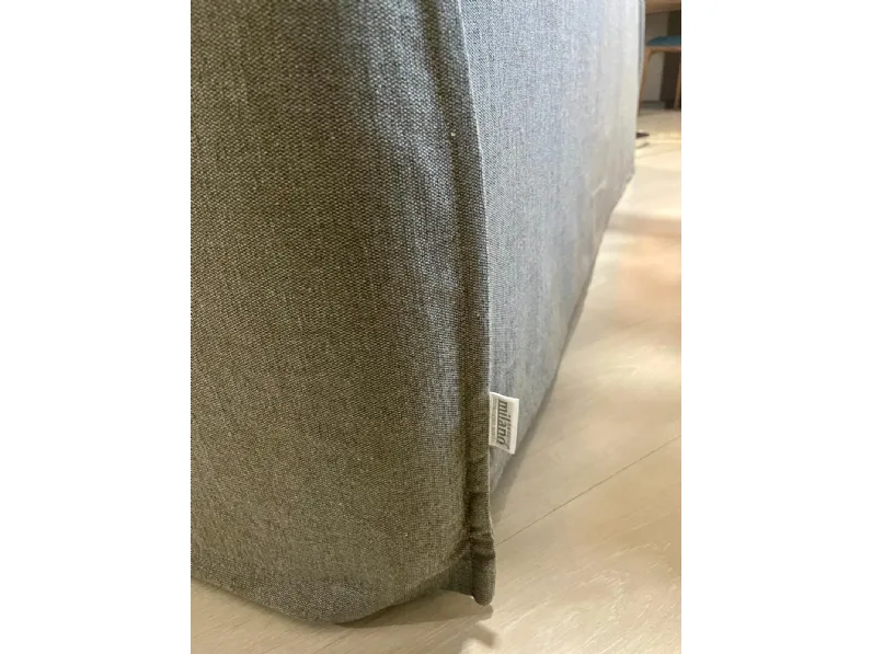 Divano moderno tessuto Clarck di Milano bedding con sconto del - 41%