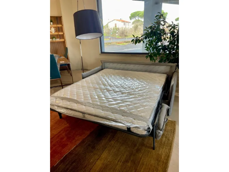 Divano moderno tessuto Clarck di Milano bedding con sconto del - 41%