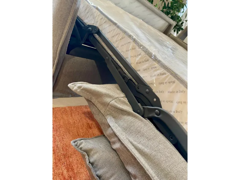 Divano moderno tessuto Clarck di Milano bedding con sconto del - 41%
