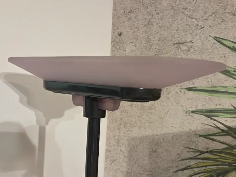 Da terra Lampada stelo nera e vetro viola  Artemide in Offerta Outlet 