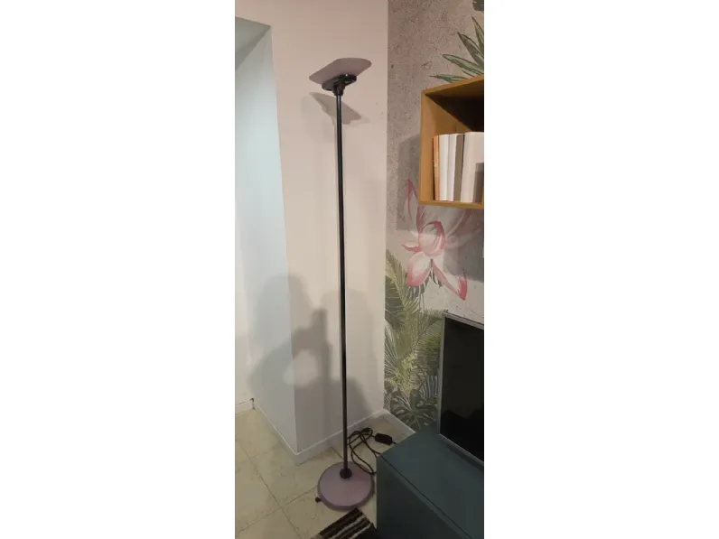 Da terra Lampada stelo nera e vetro viola  Artemide in Offerta Outlet 