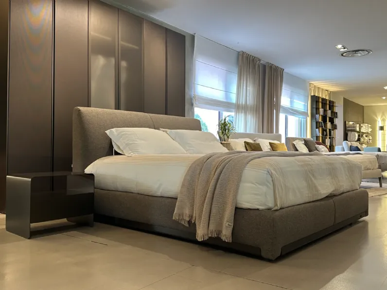 Letto imbottito modello Atelierm di Flou scontato 20%