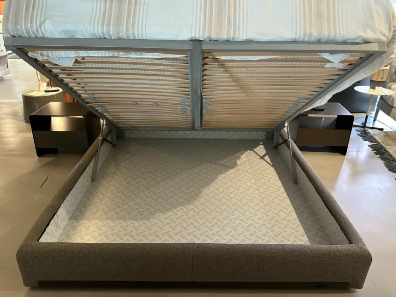 Letto imbottito modello Atelierm di Flou scontato 20%