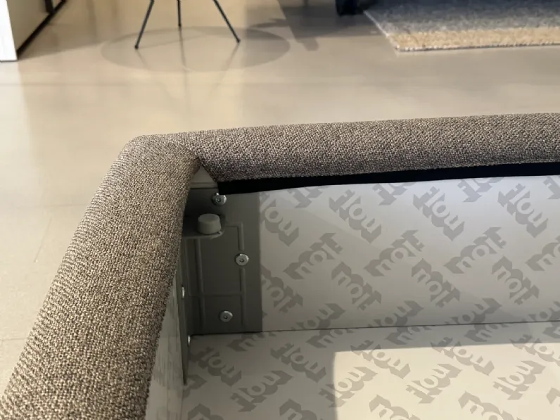 Letto imbottito modello Atelierm di Flou scontato 20%