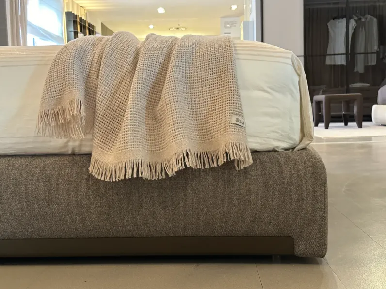 Letto imbottito modello Atelierm di Flou scontato 20%