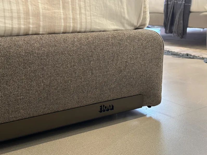 Letto imbottito modello Atelierm di Flou scontato 20%