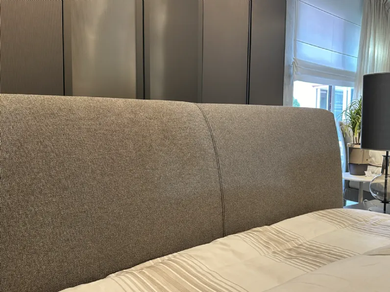 Letto imbottito modello Atelierm di Flou scontato 20%