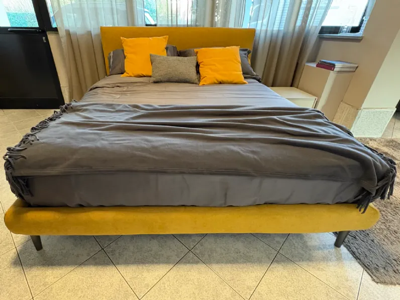 Letto imbottito modello Dread di Twils scontato 19%