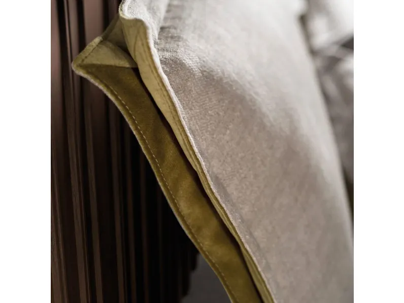 Letto moderno con piedini Honey Samoa a prezzo ribassato