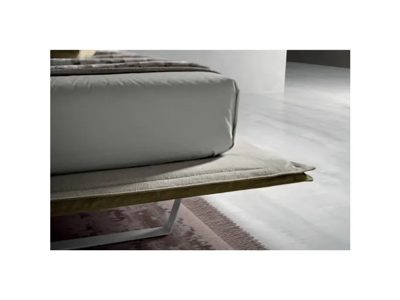 Letto moderno con piedini Honey Samoa a prezzo ribassato