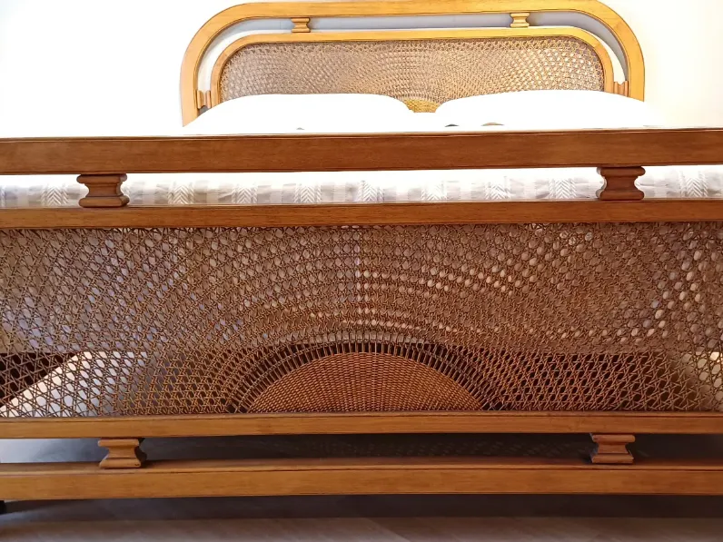 Letto in legno modello Ventaglio  di Artigianale scontato 65%