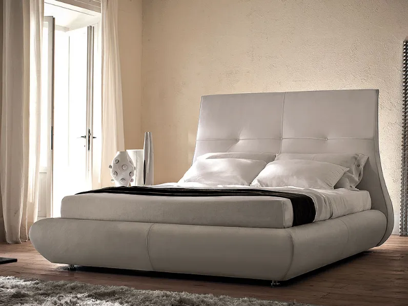 Letto imbottito con testiera svasata Matisse di Cattelan