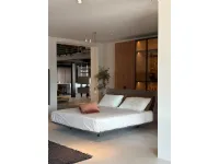 Letto imbottito modello Alys di B&b italia scontato 27%