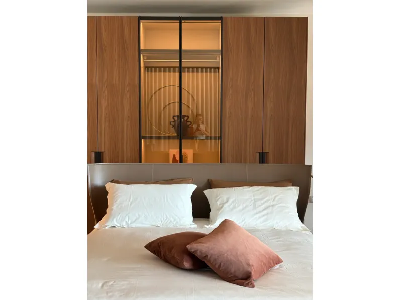 Letto imbottito modello Alys di B&b italia scontato 27%