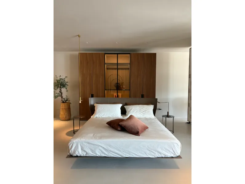 Letto imbottito modello Alys di B&b italia scontato 27%