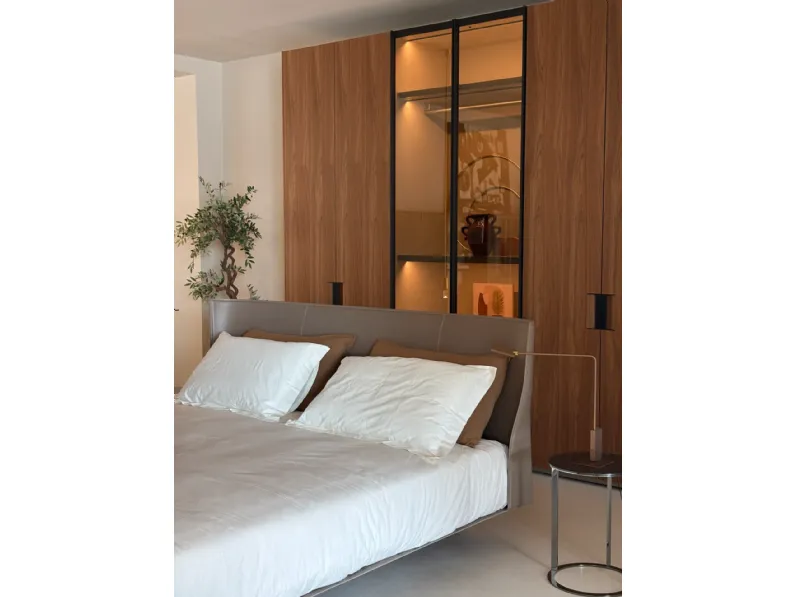 Letto imbottito modello Alys di B&b italia scontato 27%