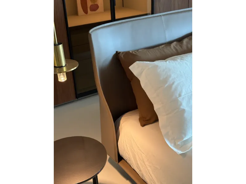Letto imbottito modello Alys di B&b italia scontato 27%
