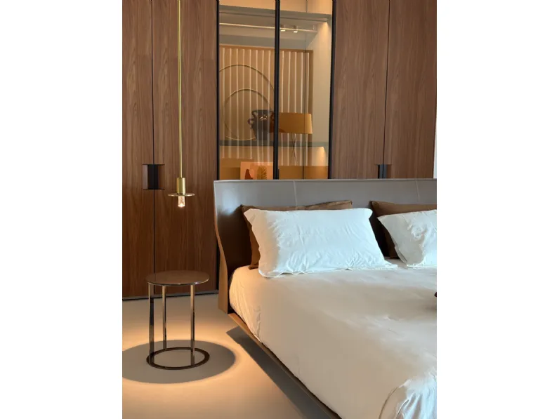 Letto imbottito modello Alys di B&b italia scontato 27%