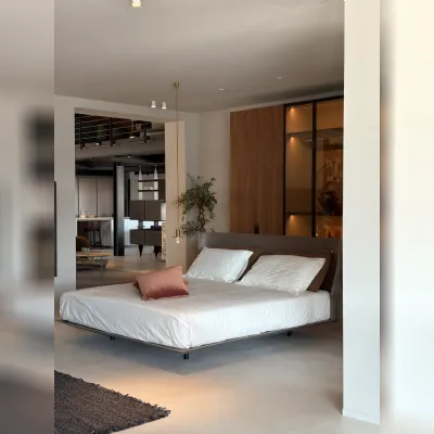 Letto imbottito modello Alys di B&b italia scontato 27%