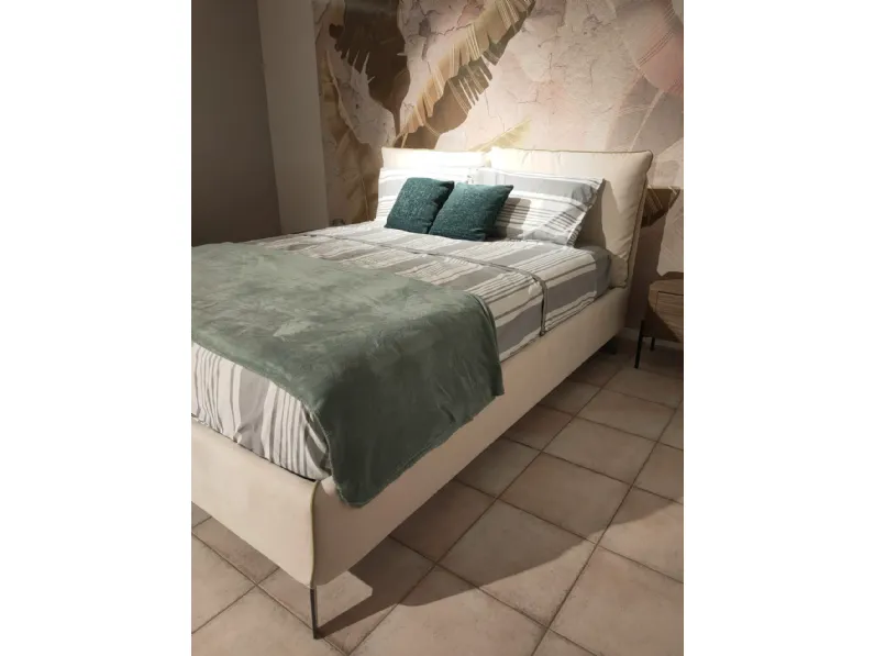 Letto imbottito modello Arty di Samoa scontato 50%