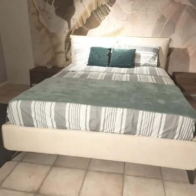 Letto imbottito modello Arty di Samoa scontato 50%