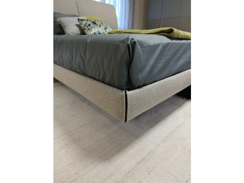 Letto matrimoniale con piedini Sail Twils a prezzo scontato