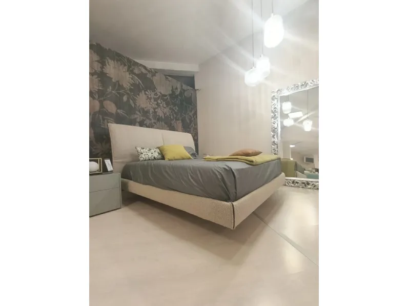 Letto matrimoniale con piedini Sail Twils a prezzo scontato