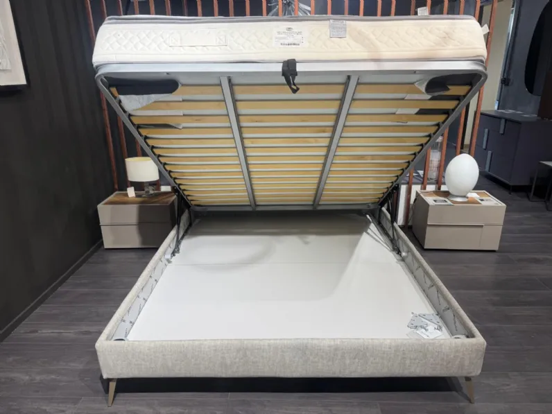 Letto design Tudor Novaluna con uno sconto del 33%