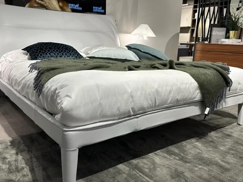 Letto imbottito con giroletto VenereNatuzzia prezzo ribassato