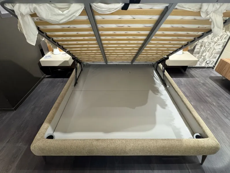 Letto imbottito modello Dress slim di Novaluna scontato 34%
