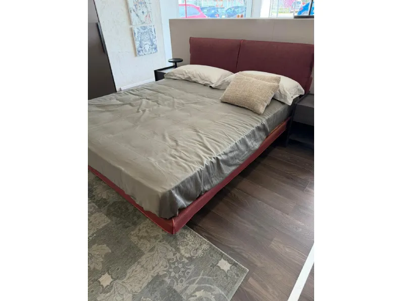 Letto matrimoniale con giroletto Honey Molteni & c a prezzo ribassato