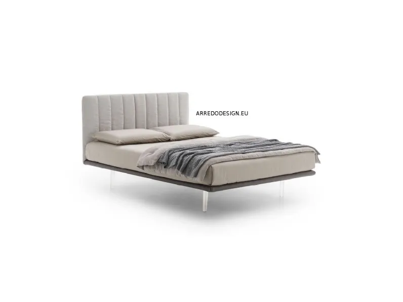 Letto imbottito con piedini Celine Le comfort a prezzo ribassato