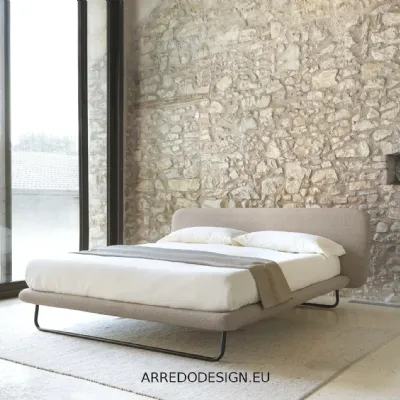 Letto matrimoniale con piedini Doxy Noctis a prezzo ribassato