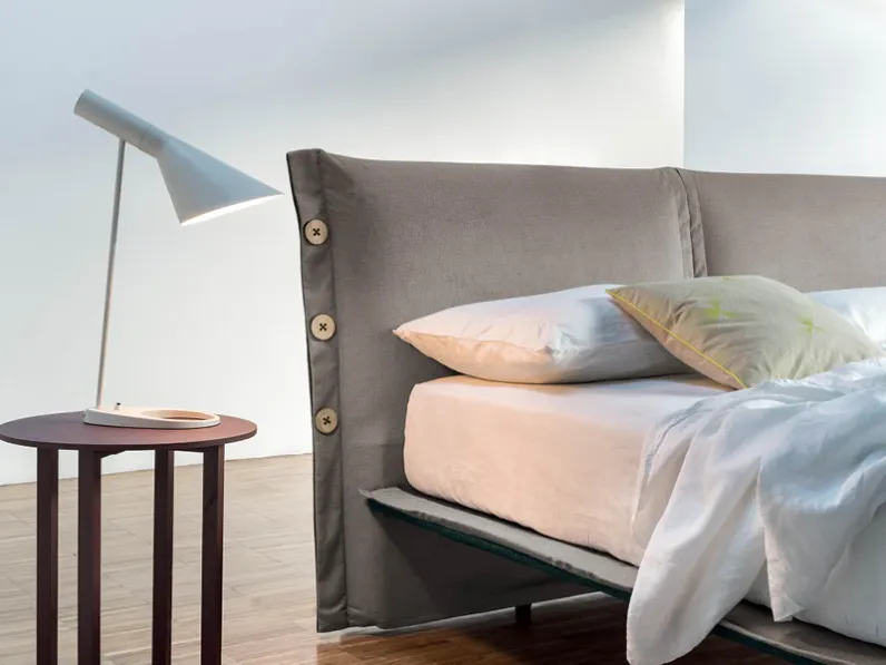 Letto matrimoniale con piedini Febo Rigosalotti a prezzo ribassato