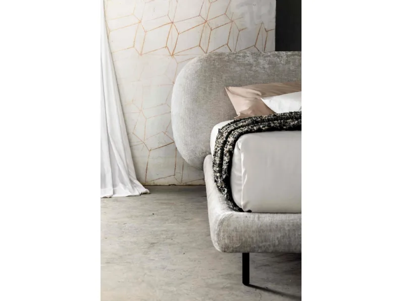 Letto design con piedini Vogue Veneran a prezzo ribassato