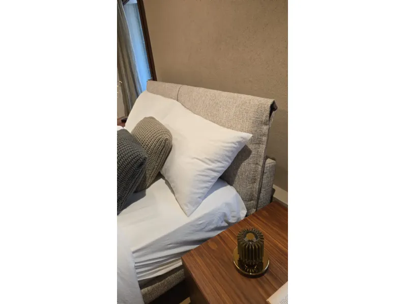 Letto design con piedini Honey Molteni & c a prezzo ribassato