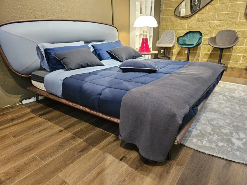 Letto imbottito con giroletto Romance  Ozzio a prezzo ribassato
