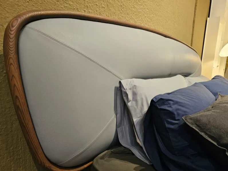 Letto imbottito con giroletto Romance  Ozzio a prezzo ribassato