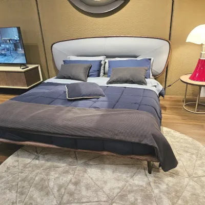 Letto imbottito con giroletto Romance  Ozzio a prezzo ribassato